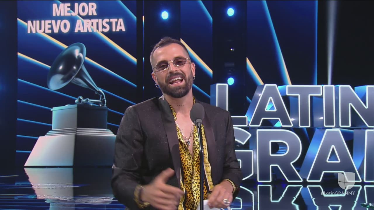 Mike Bahía se quedó con el premio a Mejor Nuevo Artista y al momento de recibirlo tuvo románticas palabras para "la mujer que llegó a cambiar su vida": Greeicy Rendón.