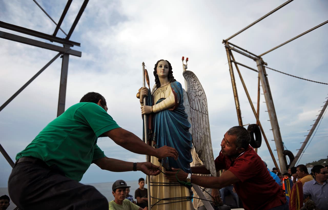 Por eso, se dice que cuando se le pide a Rafael ayuda para curar una enfermedad, a menudo se manifiesta la cura al instante. El arcángel espera que le des permiso para realizar su curación, y entonces la gente siente una peculiar energía suave cuando se sienten mejor tras rezarle al arcángel.