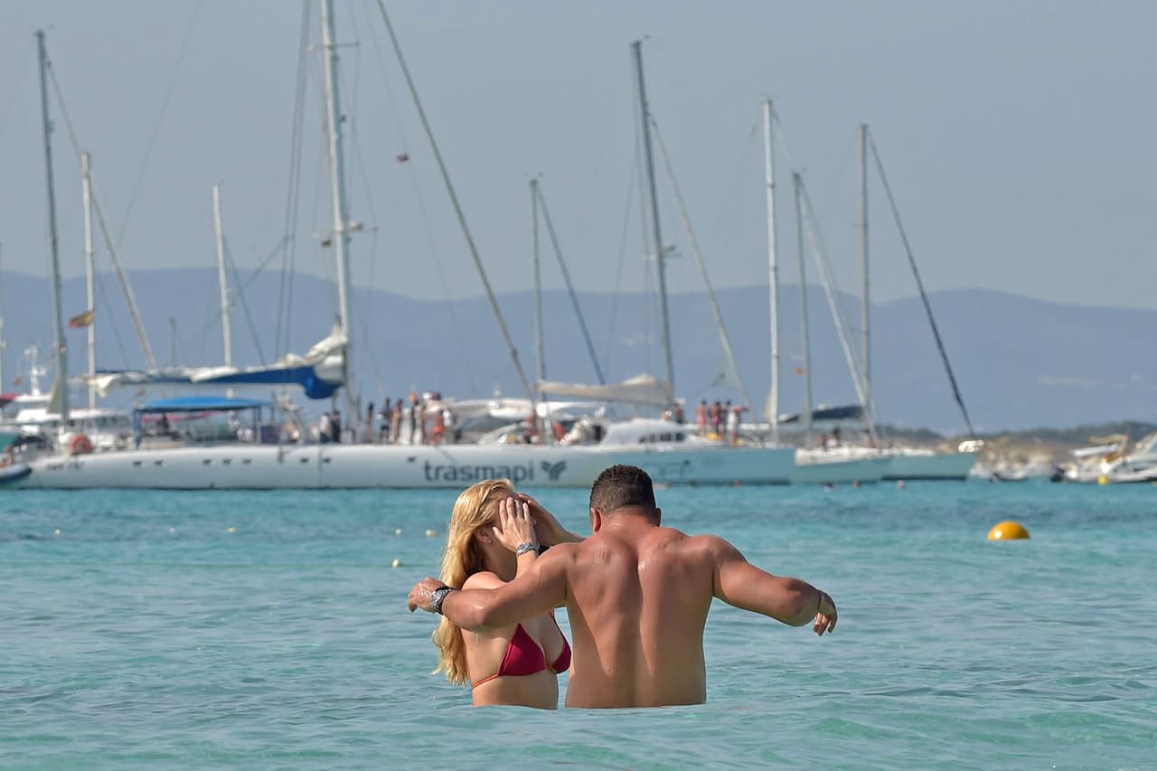 Aunque eso no le importa a su novia, quien seguro lo mira como el mejor hombre del mundo.