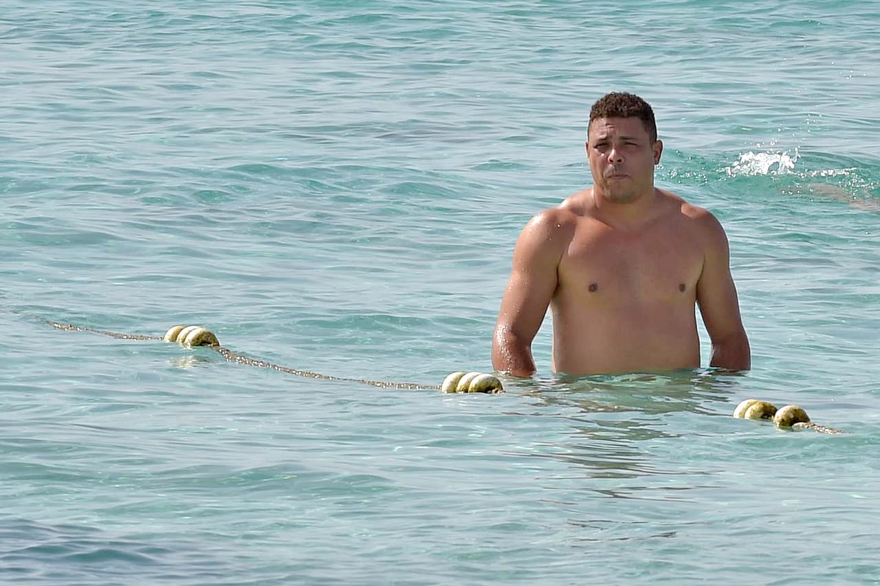 El futbolista fue captado en las hermosas playas de Ibiza, gozando de unas vacaciones.