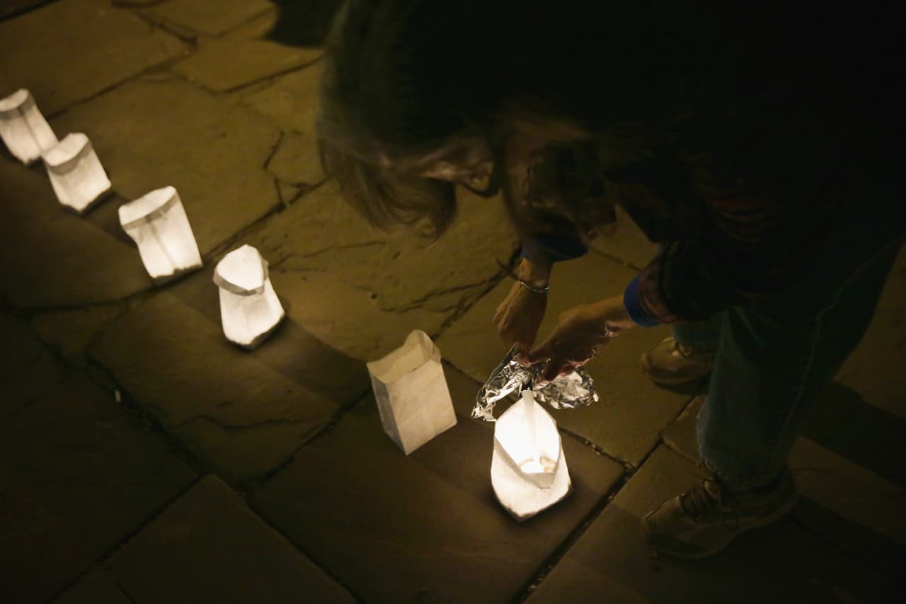 Tenga cuidado de que no se derrame el líquido, éste es inflamable y, al entrar en contacto con alguna chispa, podría generar un accidente y finalmente un fuego.