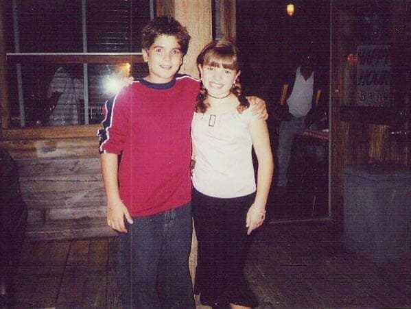 Ahí conoció a uno de sus mejores amigos: 
<a href="https://www.univision.com/entretenimiento/celebridades/se-cumplen-siete-anos-de-la-muerte-de-konstantin-vrotsos-la-pequena-estrella-de-gata-salvaje-fotos">Konstantin Vrotsos</a>, el niño que lo acompañaba en la historia. Desafortunadamente 
<a href="https://www.univision.com/entretenimiento/celebridades/se-cumplen-siete-anos-de-la-muerte-de-konstantin-vrotsos-la-pequena-estrella-de-gata-salvaje-fotos">el actor murió a los 19 años</a> el 3 de julio de 2011 en un accidente automovilístico en Florida.
<br>