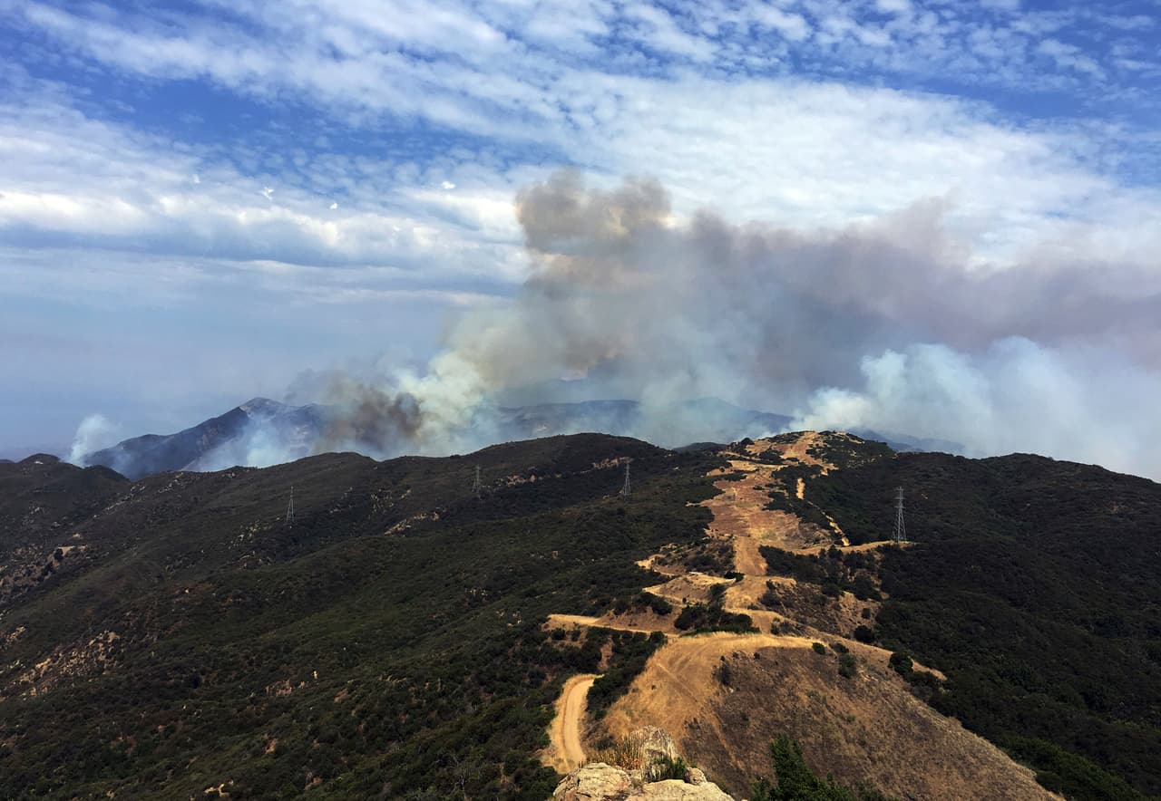 Incendio Whittier al este del Lago Cachuma, en el condado de Santa Bárbara.