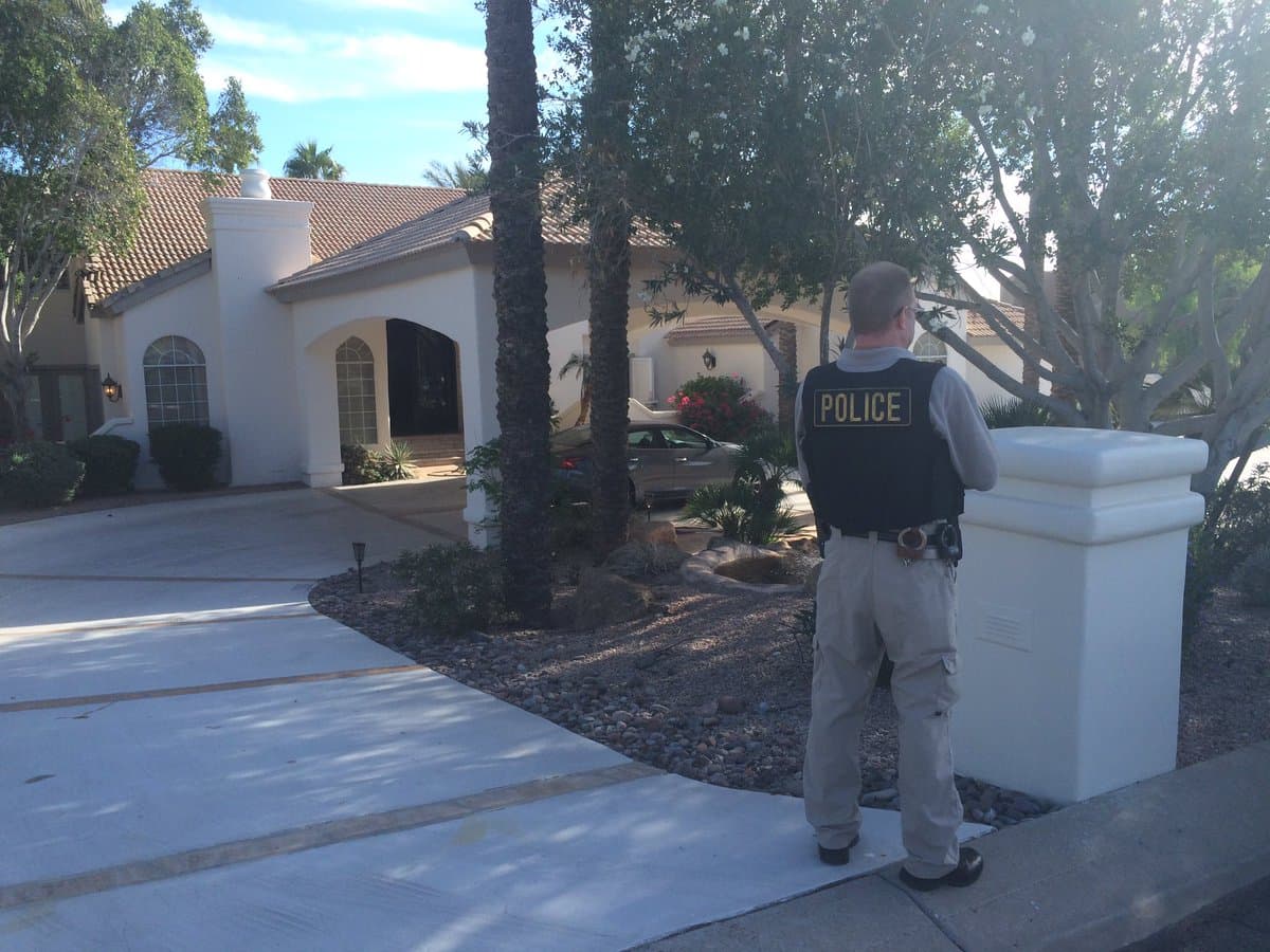 Autoridades de Arizona desmantelaron una red de tráfico de personas que operaba en un sector exclusivo al noreste de Phoenix