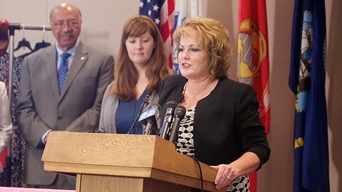 Senadora estatal que debía estar en cuarentena celebra concentración multitudinaria