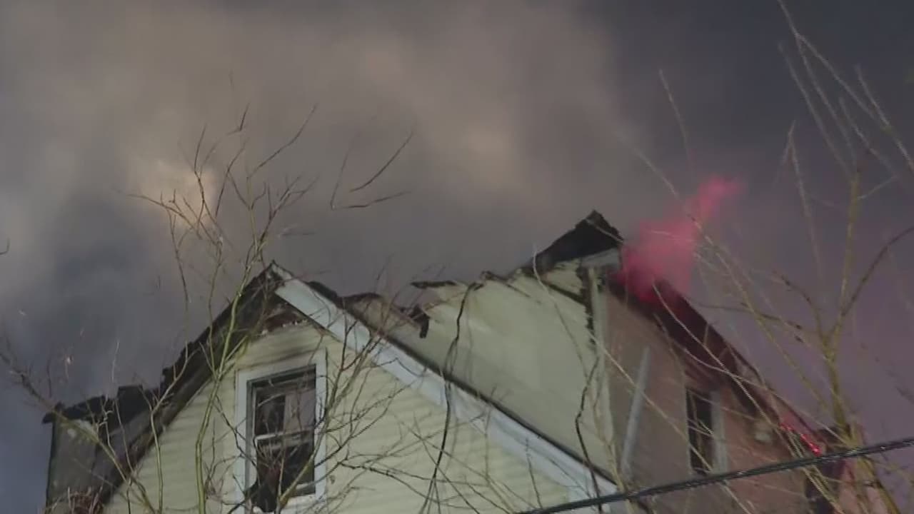 Incendio deja un muerto y un niño en condición crítica en Elmhurst, Queens
