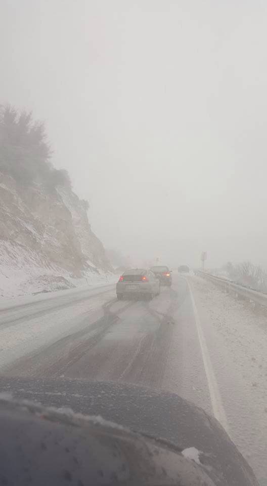 Nieve en las vías del sur de California durante la tormenta que cruzó por la región el lunes.