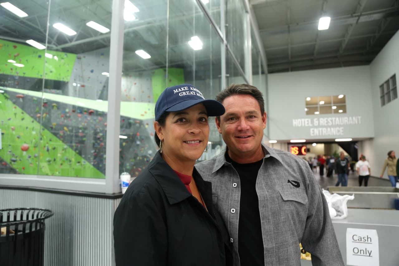 Diana y su esposo al terminar un mitin de Trump en Manheim, Pennsylvania.