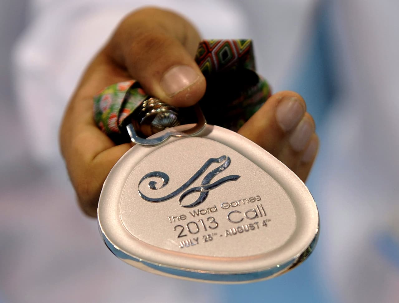 Pero si las medallas de Brasil son motivo de preocupación, las de los Juegos Mundiales de Cali en 2013 fueron una vergüenza. En la inscripción donde debía decir 'World' ('mundo' en inglés) se leía 
<b>'Word'</b> ('palabra' en inglés).