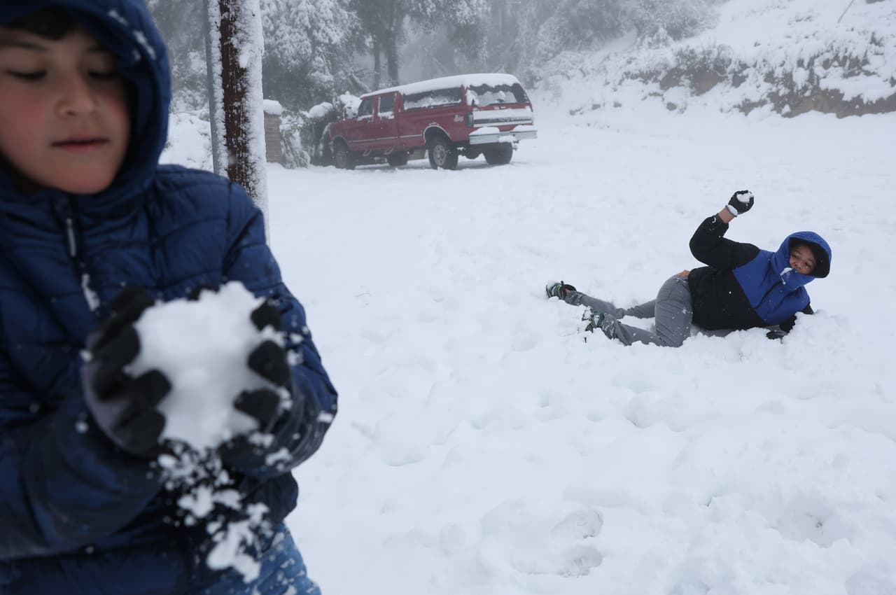 Los hermanos Guzmán, Gael y Atziel, aprovecharon este viernes para jugar con la nieve. La última vez que una tormenta invernal trajo esta cantidad de nieve al Área de la Bahía fue hace más de una década.