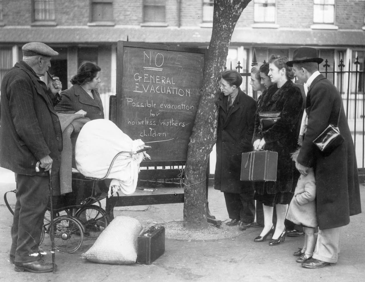 <b>Viernes 13 de septiembre, 1940</b>
<br>Los nazis comenzaron un ataque aéreo sobre Londres, destrozando la ciudad con bombas. Cinco de ellas cayeron sobre el Palacio de Buckingham, justo cuando la reina Isabel y el rey Jorge VI estaban tomando el té. No salieron lastimados, pero una bomba destruyó la capilla real.