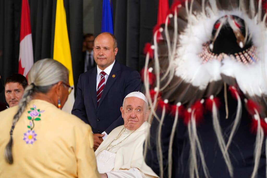 La Comisión de la Verdad y la Reconciliación de Canadá pidió en 2015 una disculpa papal en suelo canadiense, pero fue hasta el descubrimiento en 2021 de los restos de unos 200 niños en el inernado Kamloops en Columbia Británica que el Vaticano buscó cumplir con la solicitud.