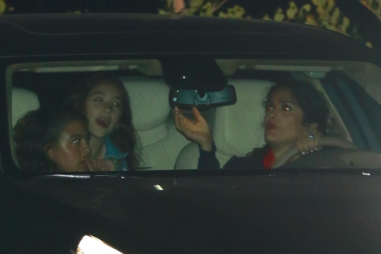 Revisando bien sus espejos y a su hija en el asiento de atrás, antes de retirarse del lugar, sin escoltas o protección adicional.