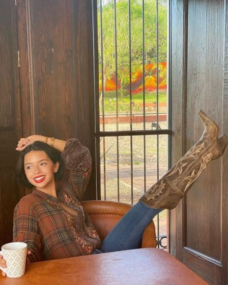 Este corte despliega un fleco sutil y concentra el volumen en las raíces para que las puntas no se lleven todo el peso. De esa forma facilita el acomodo de la melena.