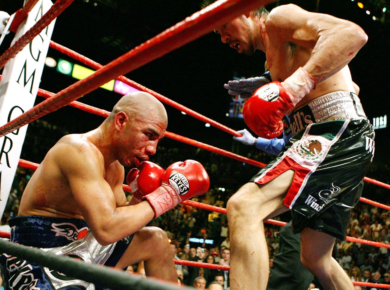 Antonio Margarito vs. Miguel Cotto I. En 2008, Margarito desafió los pronósticos en contra y venció por nocaut a Miguel Cotto. Días después, la hazaña del mexicano se vería manchada por el supuesto uso de yeso en los guantes.