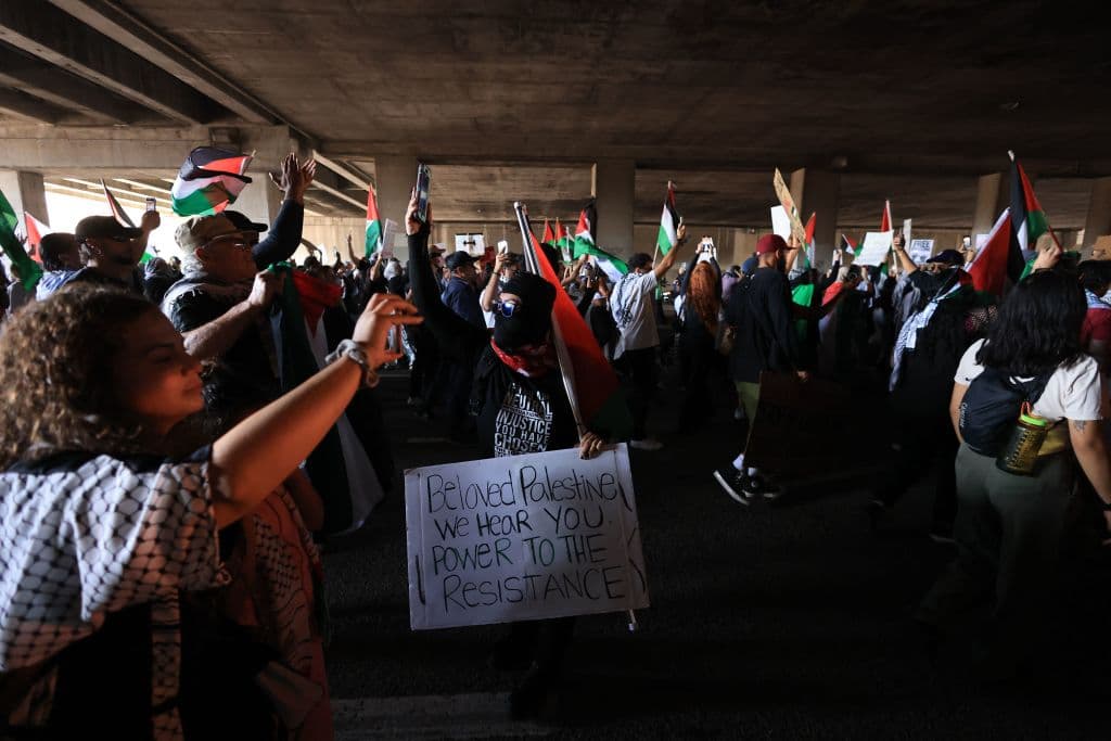 "Amada Palestina, te escuchamos. Poder a la resistencia", lee en español esta otra pancarta. La cifra de fallecidos por el conflicto se mantiene en aumento: Israel estima que los suyos superan los 1,400 mientras que las autoridades palestinas declaran más de 2,600.