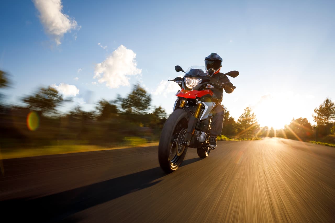 Esto le permite reducir su peso y (según BMW) mantener el centro de gravedad lo más bajo posible.