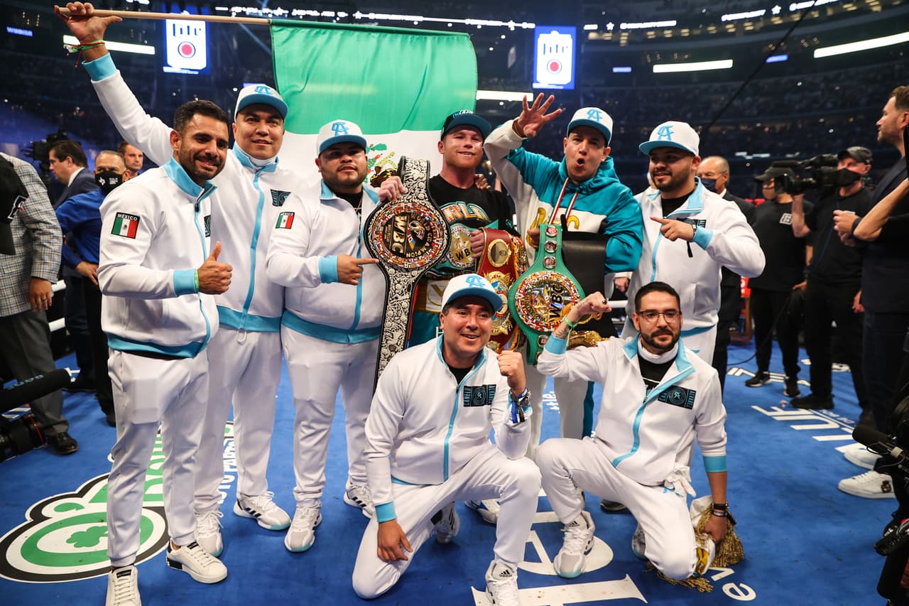 Saúl 'Canelo' Álvarez le dio una tunda al peleador británico, le cerró por completo un ojo y provocó que ya no saliera al noveno round después del castigo que recibió en 8 asaltos dominados por el mexicano.