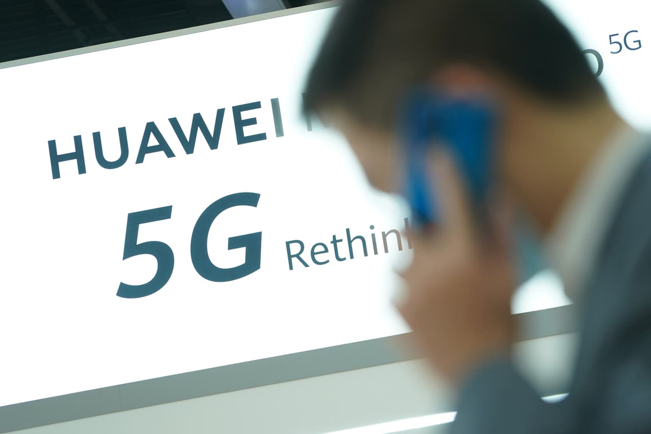 <b>Puesto 15. Huawei</b>
<br>
<br>Valor de la marca en 2021: 55,400 millones de dólares.
<br>
<br>Cambio en el valor de la marca de 2020 a 2021: -14.9% (-9,700 millones de dólares).
<br>
<br>Sector: tecnología.
<br>
<br>País: China.
<br>
<br>En junio de 2020 Estados Unidos restringió el uso de los productos bajo esta marca en el país. Políticos y expertos expresaron su preocupación por la posibilidad de que algunos dispositivos se estuvieran utilizando para el espionaje del gobierno a sus rivales internacionales.
<br>