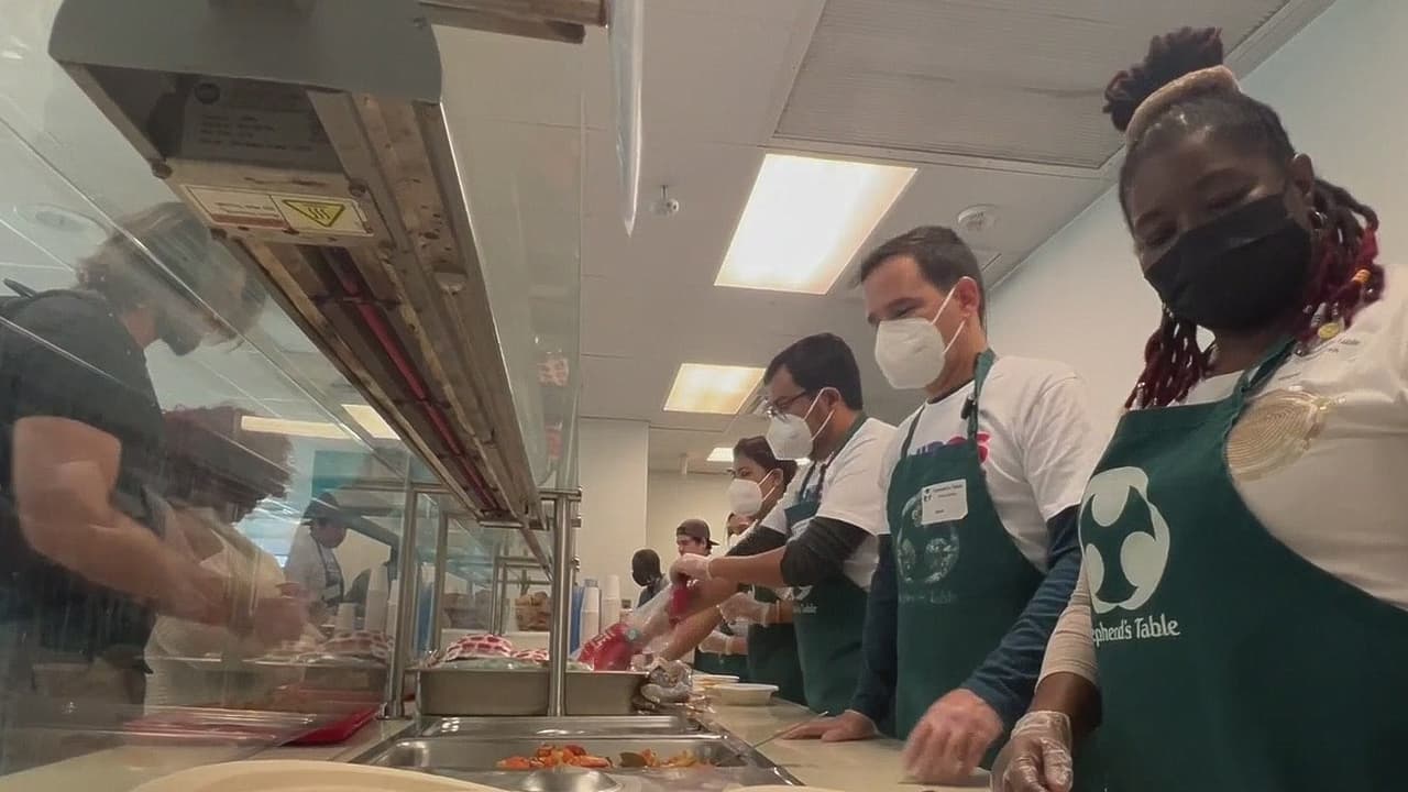 Unidos por los nuestros: el equipo de Univision Washington DC apoya con una entrega de alimentos a la comunidad