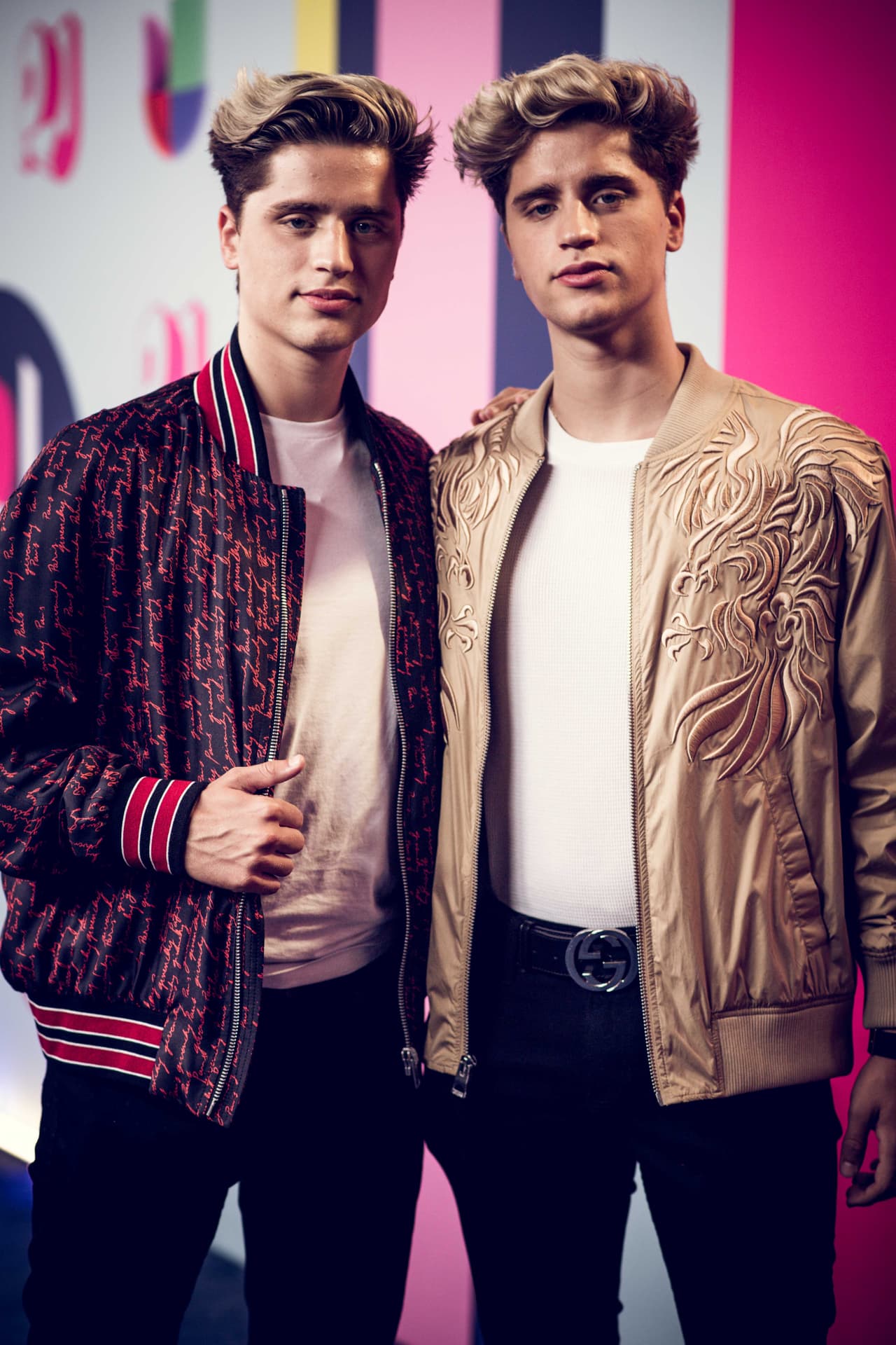 Las chamarras fueron sin duda una de las mejores formas de demostrar estilo en los Premios Juventud. Los youtubers conocidos como Los Gemelos Martínez también llegaron vistiendo estas espectaculares chaquetas.