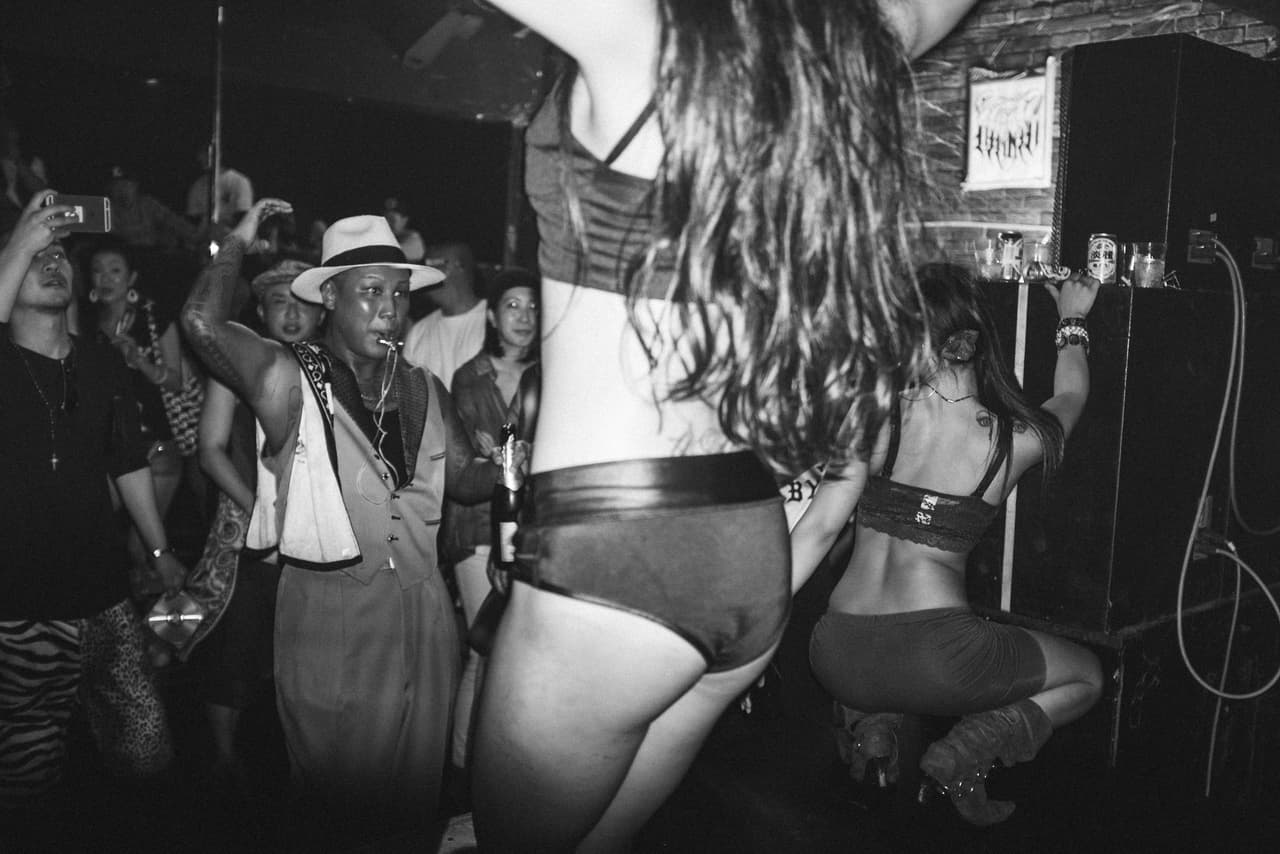 Algunos grupos de Japonés están fascinados con la cultura chicana de California.