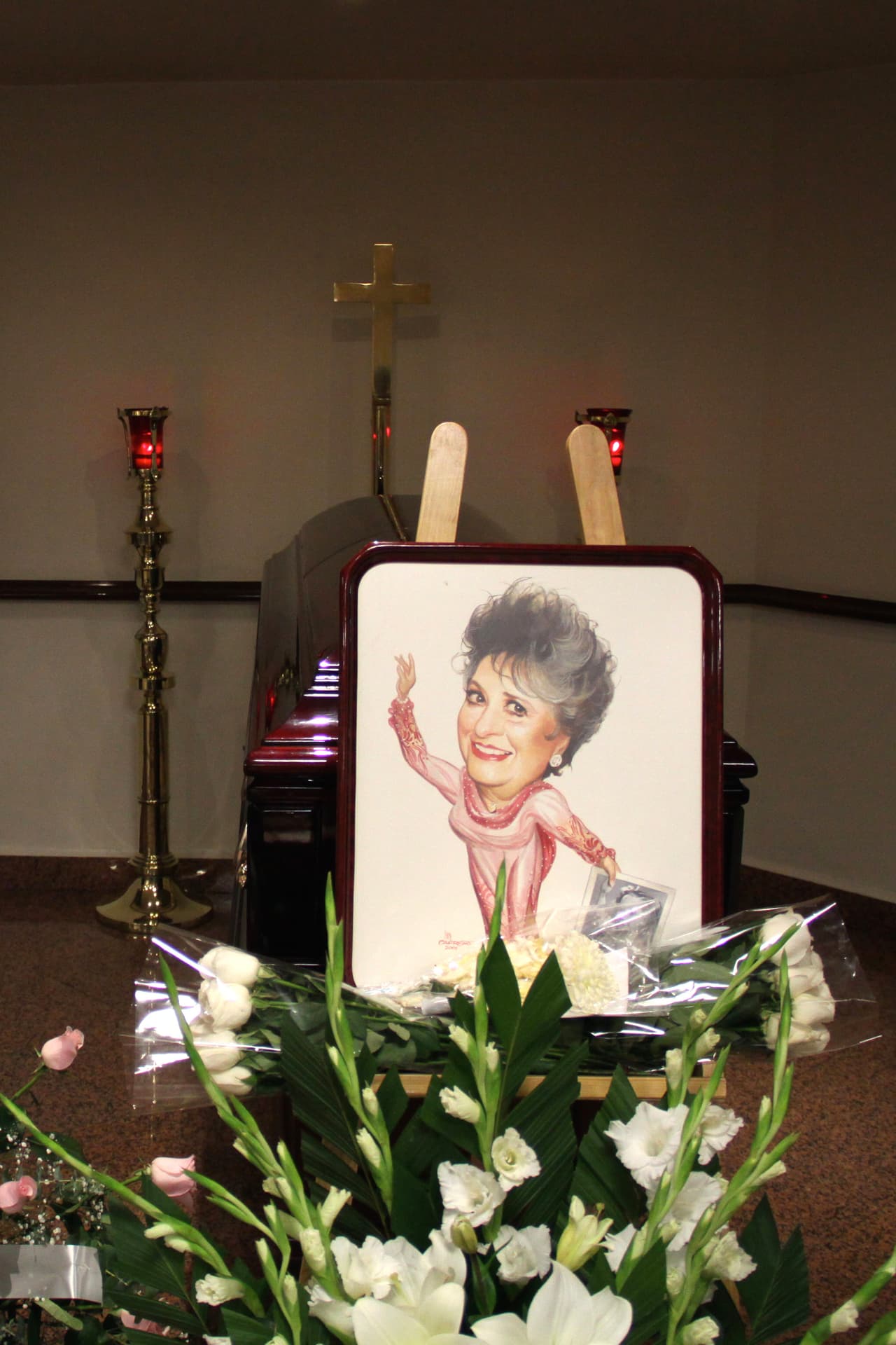 Murió el 23 de agosto de 2016 de neumonía en la Ciudad de México.