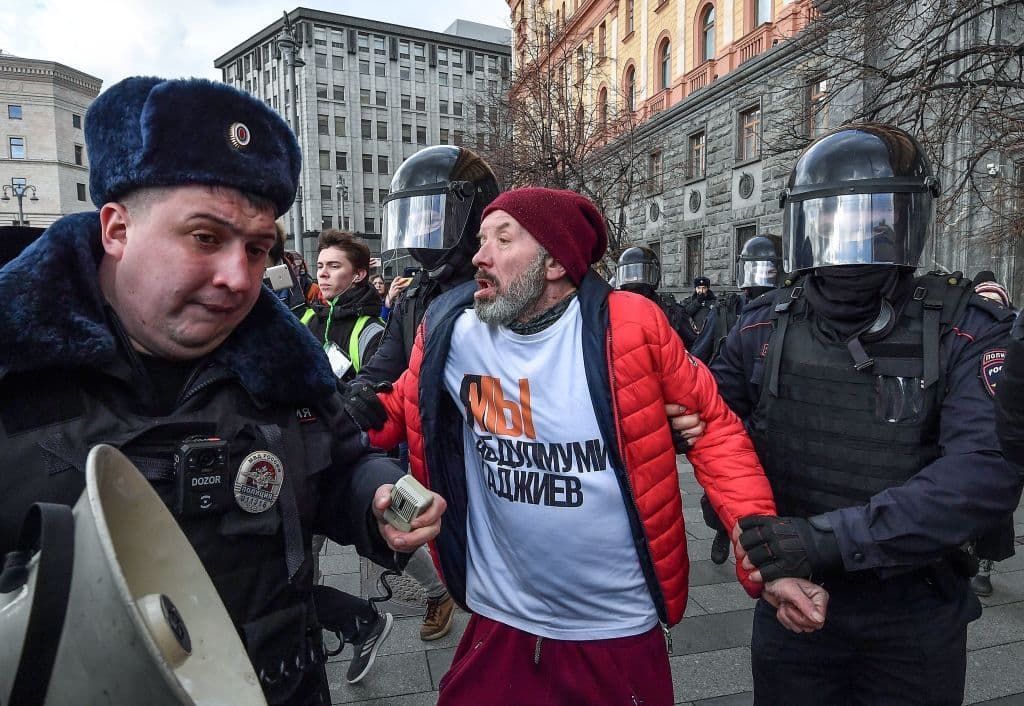 Agentes de la policía antidisturbios rusa detienen a un participante de una manifestación no sancionada frente a la sede de los servicios de seguridad del FSB en el centro de Moscú el 14 de marzo de 2020.