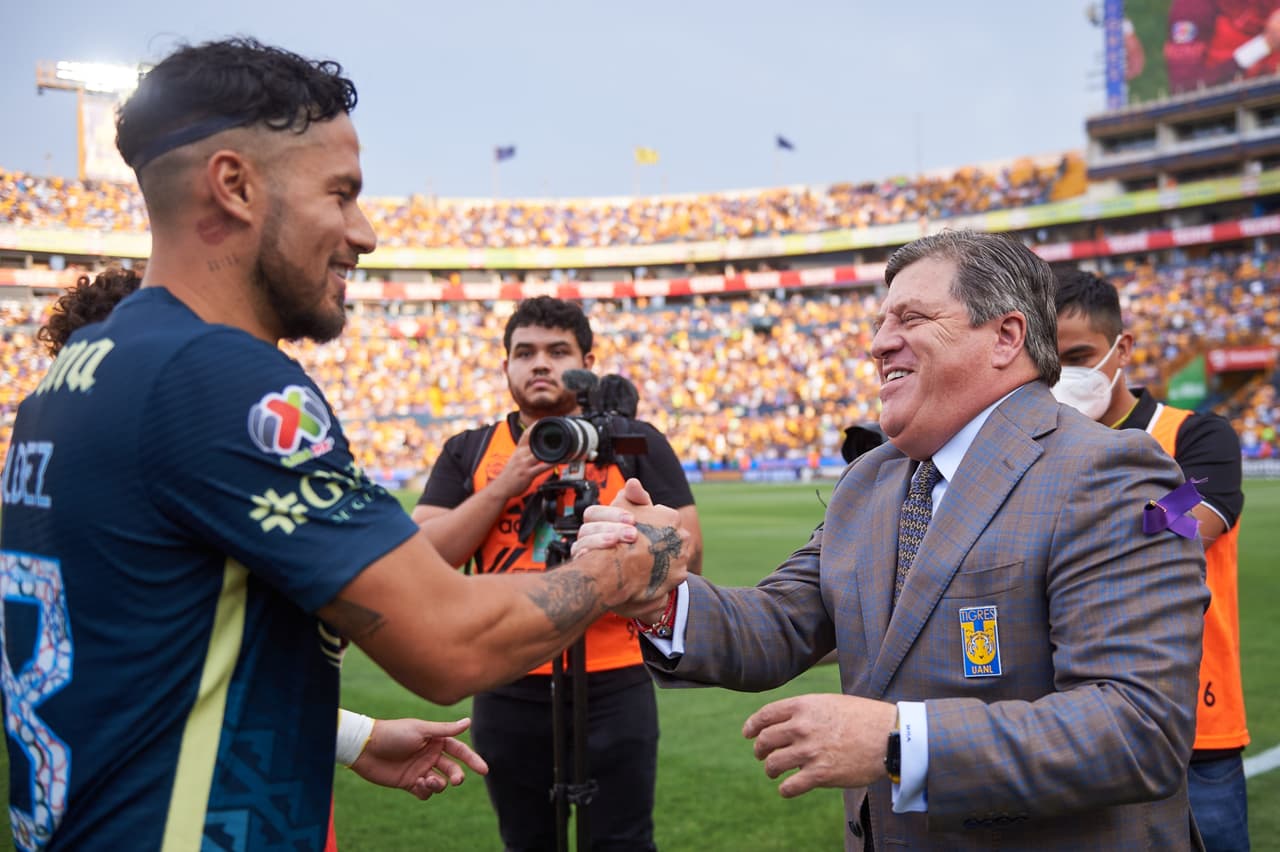 Varios jugadores azulcremas se acercaron a saludar a su exentrenador.