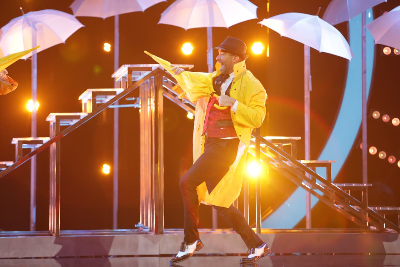 En la séptima gala, el actor interpretó un número al estilo Broadway con la canción 'Dancin' Fool'.