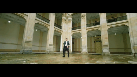 Con mucho 'feeling' para 'Por un beso de tu boca', su más reciente hit.