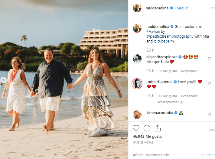 Mia luce feliz en los días de descanso que comparte con su madre y su padre.