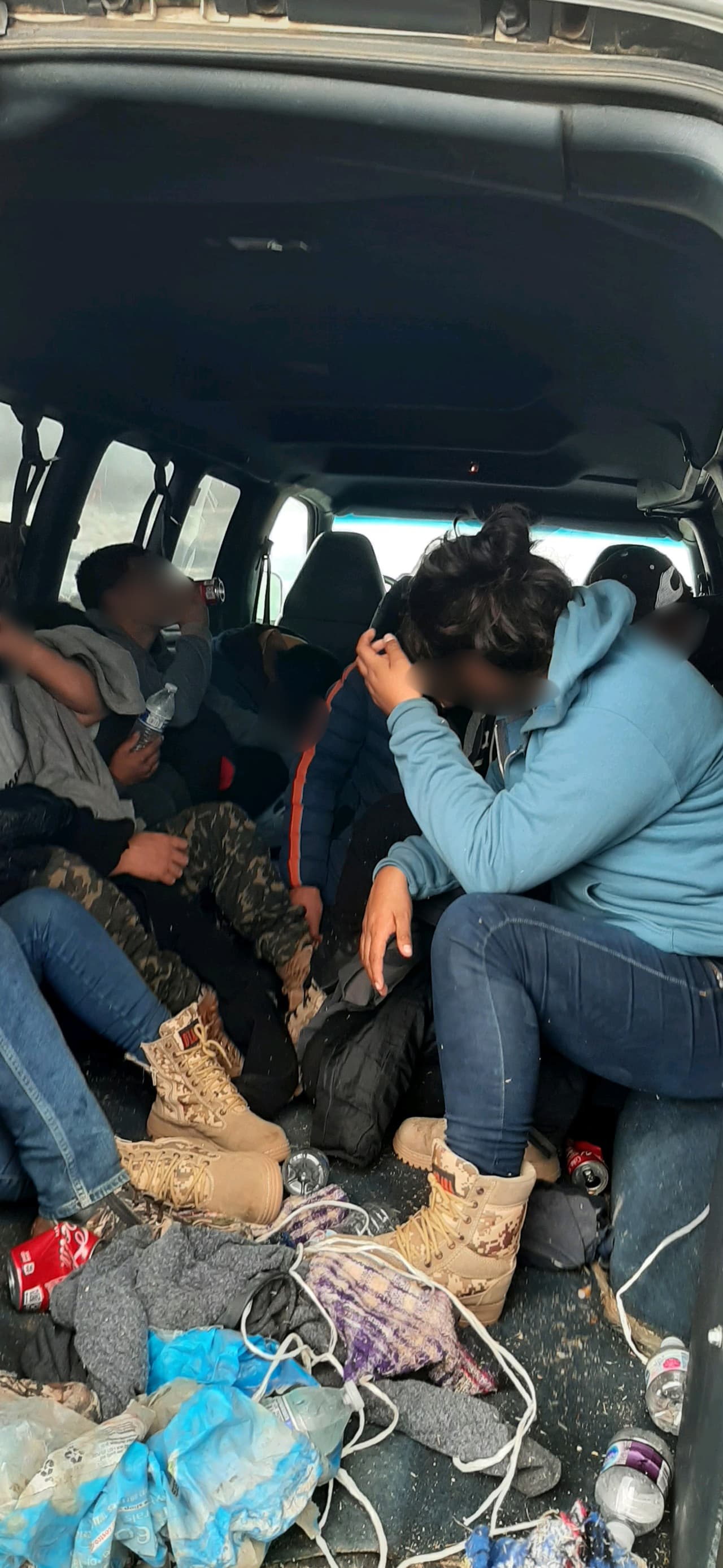 Encuentran 26 inmigrantes indocumentados en un vehículo que se quería hacer pasar por una camioneta de trabajo comercial.