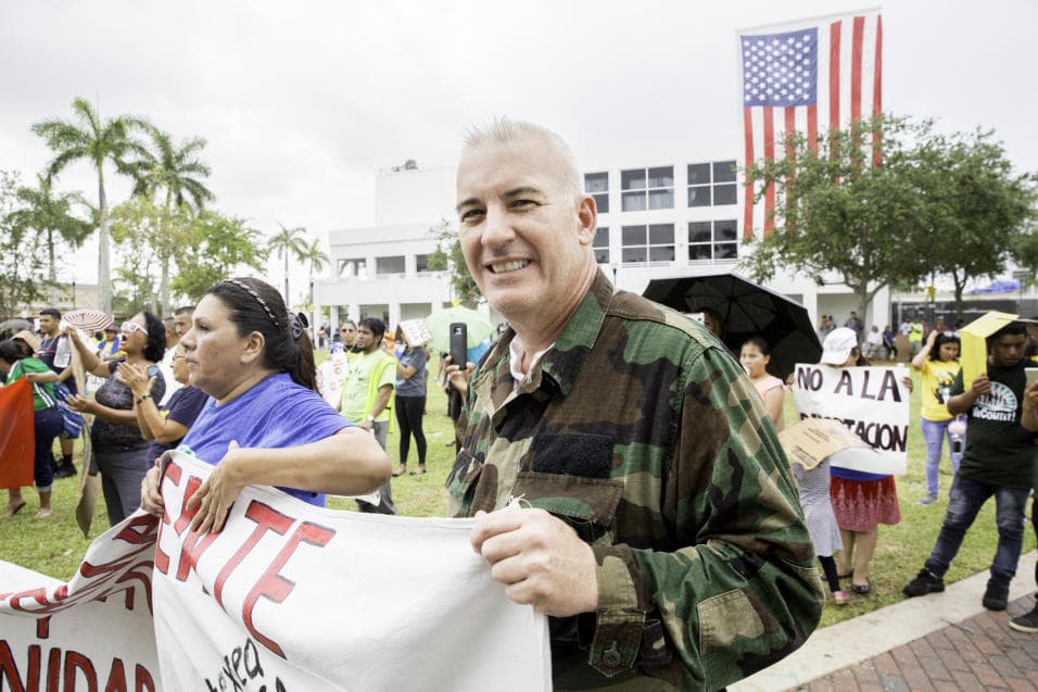 Homestead, Florida - Francisco is a Cuban accountant raised in Puerto Rico who has been in the United States for 57 years. This Monday he joined a "Day Without Immigrants" march in Homestead, a town in southern Florida with a large immigrant population devoted primarily to agriculture and construction. "I come in a military suit because the time has come to fight to defend the immigrants," he says. "Many of them work very hard and pay taxes, Medicaid and social insurance, but until they have papers they can not receive benefits," he laments.