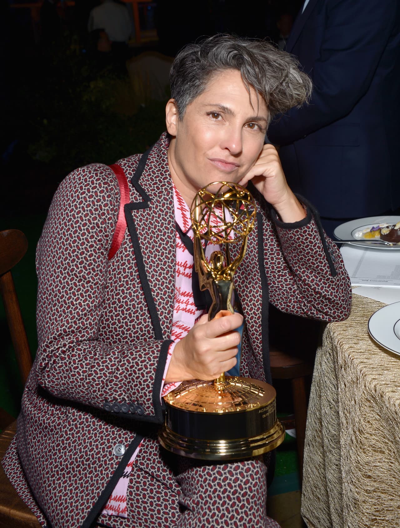 La directora de 'Transparent', Jill Soloway, posó para todas las fotos con su Emmy.