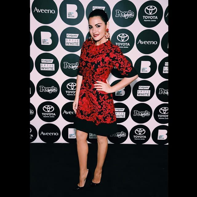 Ahí sí la vemos con un seductor lipstick y unos ojos cargados de color.