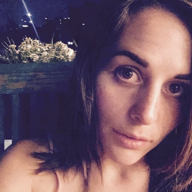 Y Zuria también es de las estrellas que aman su cara al natural.