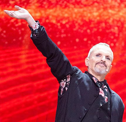 Su abrigo incluía un cut out bajo el brazo.