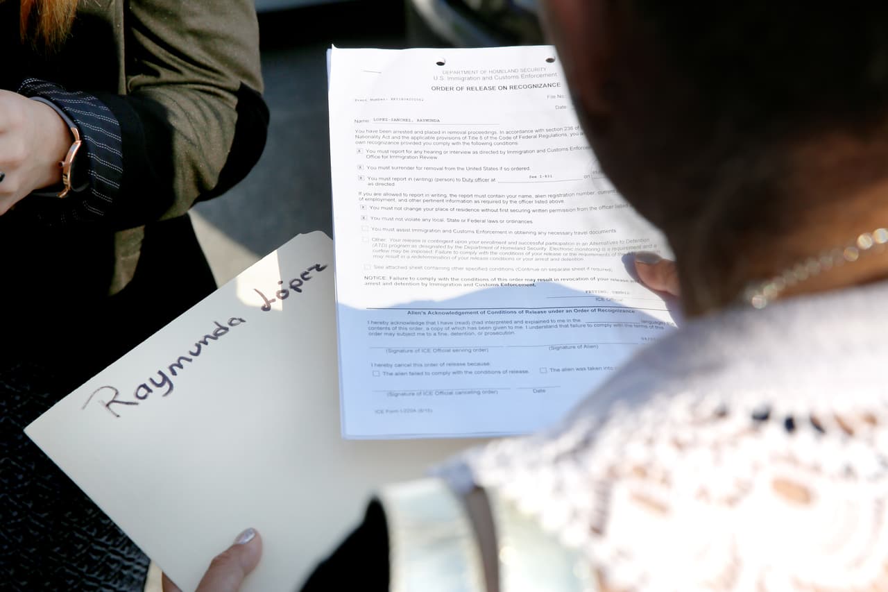 <b>“Pensábamos que era un lugar muy seguro para nosotros”.</b> Pese a las condiciones precarias que las autoridades federales han detectado en la planta procesadora de carne, Raymunda López, de 41 años, sentía que era un buen sitio por dos razones: no pedían identidades falsas para trabajar y recibía el salario en efectivo. López cortaba y empacaba carne, hacía jornadas de hasta 10 horas y cobraba como máximo 380 dólares a la semana. El día de la redada estuvo detenida por 12 horas, pero acabaron liberándola de manera provisional. Ella sospecha que fue porque sufre de diabetes.