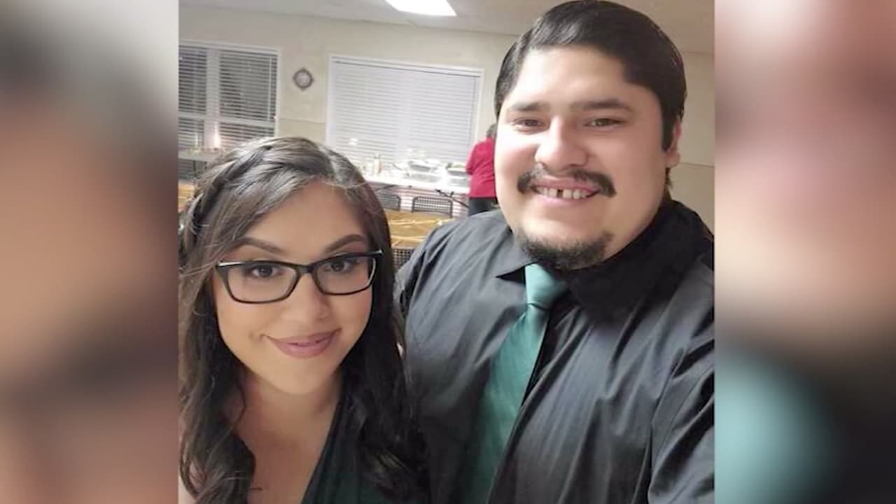 El hispano lamenta no haber podido estar cerca de su esposa durante el tiempo que estuvo en cuidados intensivos. “No me dejaban verla hasta la mañana del 15 de enero pude estar ahí, pero solo la vi a través del cristal. Les pedí a las enfermeras que me dejaran entrar para hablar con ella, decirle adiós, quería estar con ella en sus últimos momentos, pero no me dejaron entrar”, agregó.