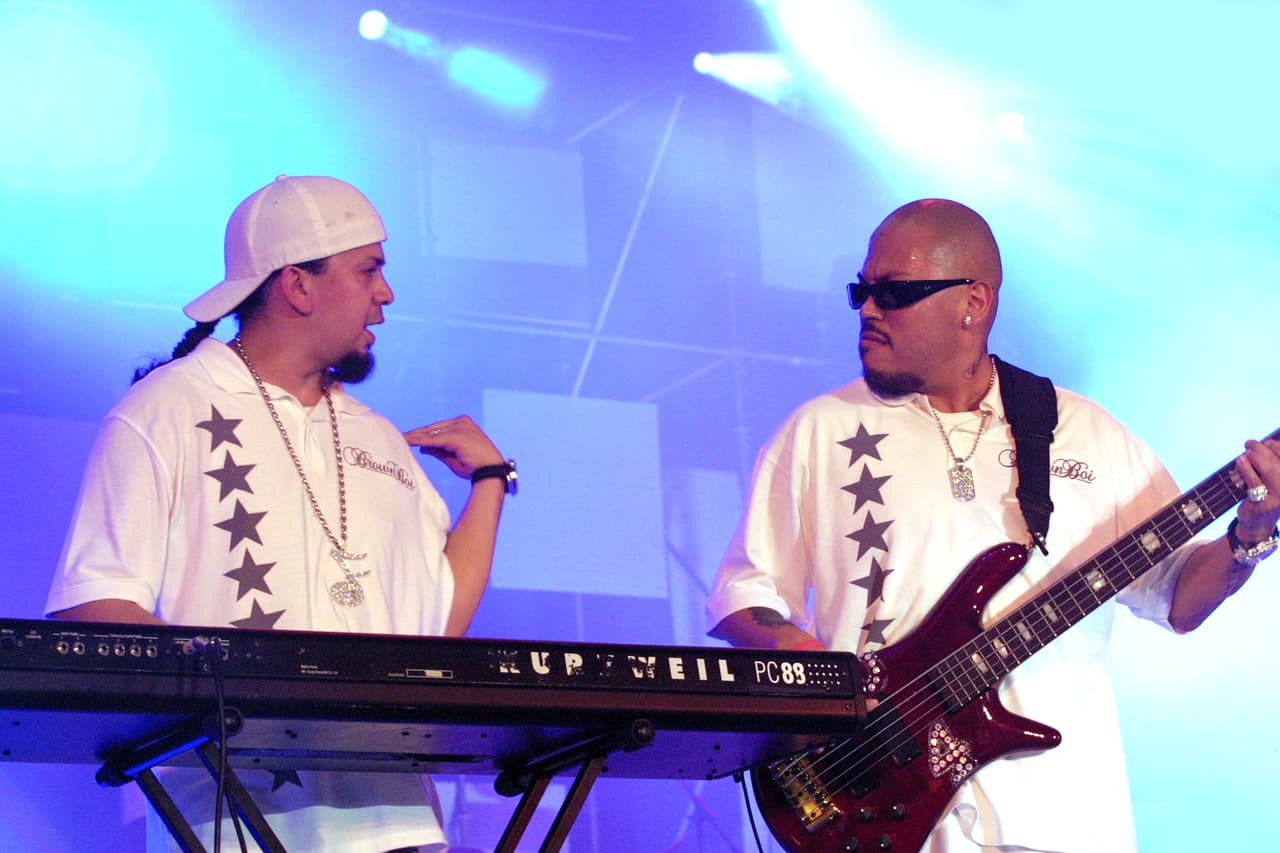 Después de varios éxitos musicales, su relación terminó muy mal (en 2006), entre pleitos y demandas. Quintanilla acusó a su compañero de fraude.