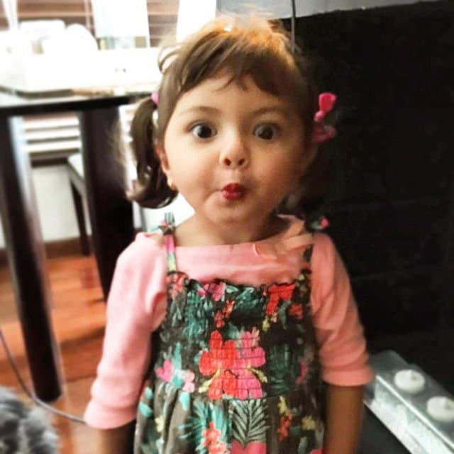 A la pequeña le encanta verse bien, es por eso que a su corta edad utiliza un poco de labial y mascara de pestañas, es toda una fashionista.