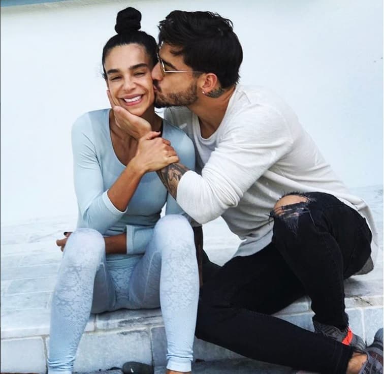 Yudi ha tenido que aclarar: “Es muchísima gente la que lo pregunta que no puedo contestar a todos. Él y yo nos amamos y nos tomamos fotos muy románticas pero él es de ustedes”. Los rumores que los vinculaban más allá de su relación familiar comenzaron porque tenían un reality show familiar llamado: “Wazza y Maluma”.