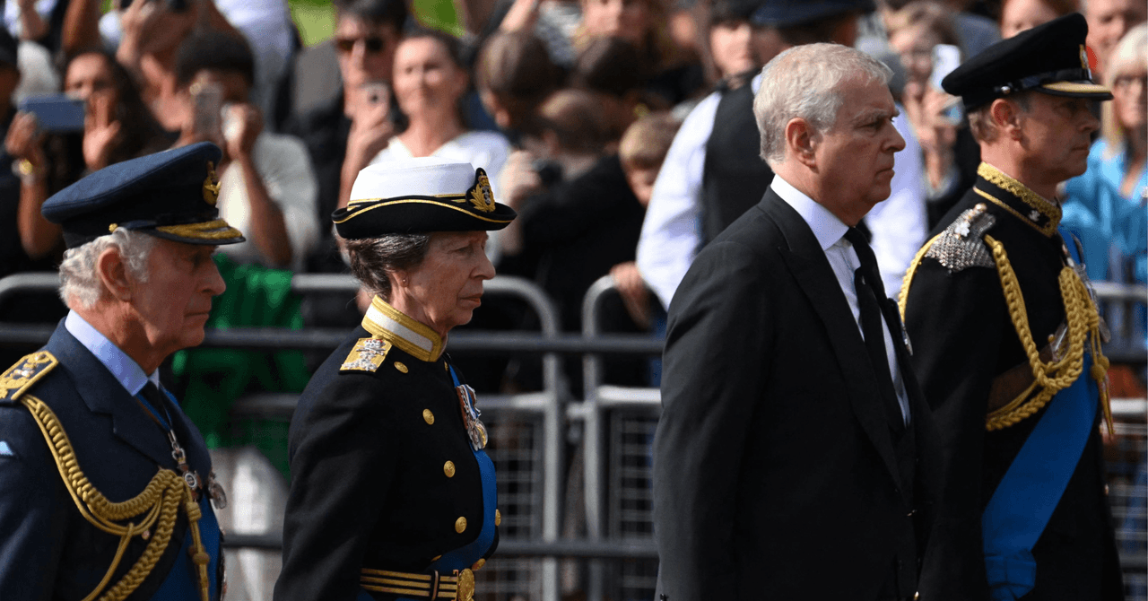 El príncipe Andrew no puede usar su uniforme militar