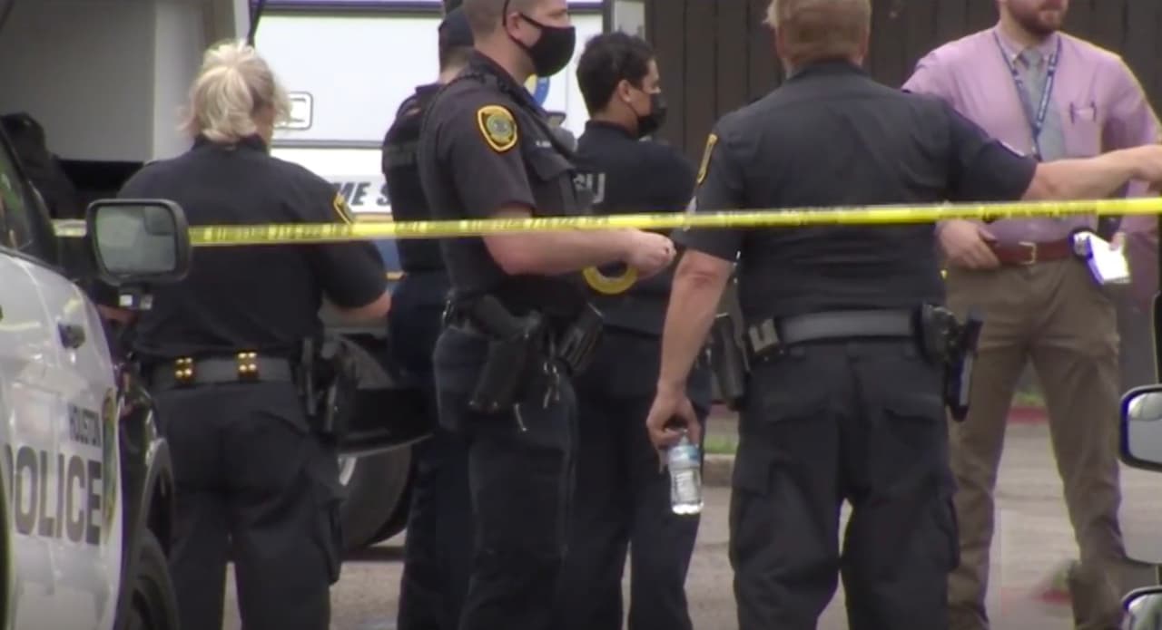 Oficiales del departamento de policía de Houston (
<b><a href="https://twitter.com/houstonpolice/status/1380567794555645954" target="_blank">HPD)</a></b> informaron que el viernes, alrededor de las 11:00 am, recibieron una llamada del hospital Memorial Hermann reportando la muerte de un bebé, de 8 meses, por una herida de bala en el abdomen.