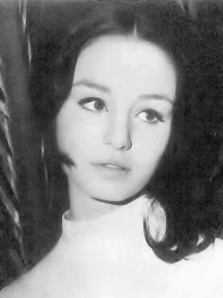 Alma Muriel del Sordo nació en la Ciudad de México, el 20 de octubre de 1951. Fue modelo de Televicentro y debutó en cine con 'Lío de faldas' en 1969.