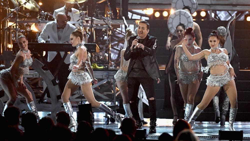 Victor Manuelle, además de ser uno de los grandes ganadores de la noche con dos Latin GRAMMY, también cantó ‘Quiero tiempo’, para ponerle un toque salsero a la noche.
