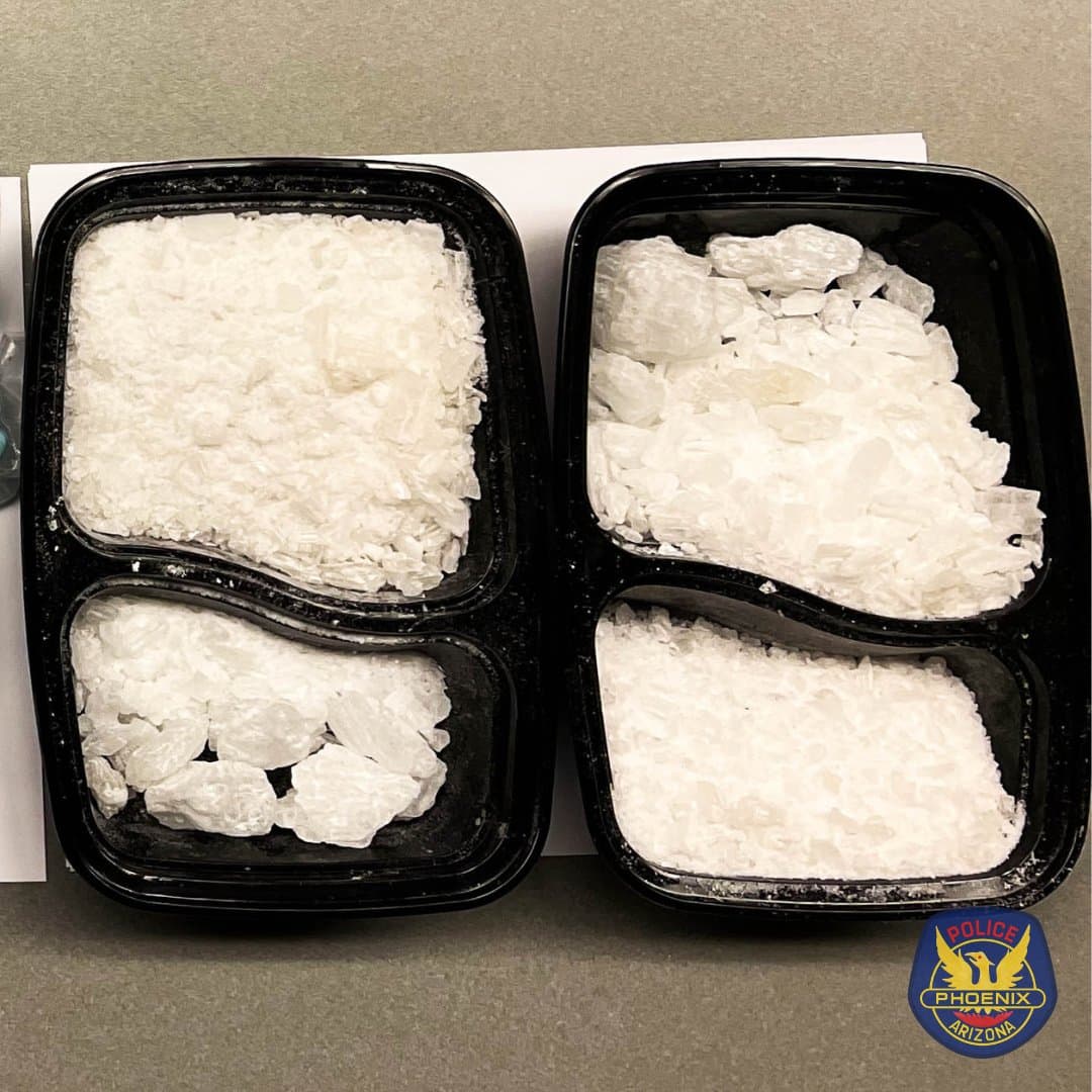 Matthew Hathaway y Rebecca Freyer fueron arrestados y acusados por múltiples cargos peligrosos relacionados con drogas y armas.