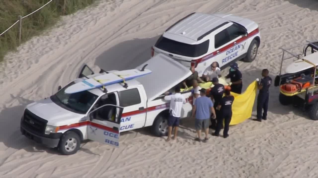Dos padres de familia que disfrutaban de un día de playa en Miami Beach 
<a href="https://www.univision.com/local/miami-wltv/muere-un-banista-que-intento-rescatar-a-una-nina-y-a-un-hombre-que-se-ahogaban-en-una-playa-de-miami-beach-video">murieron ahogados tratando de salvarle la vida a una niña de 11 años</a>. 
<br>