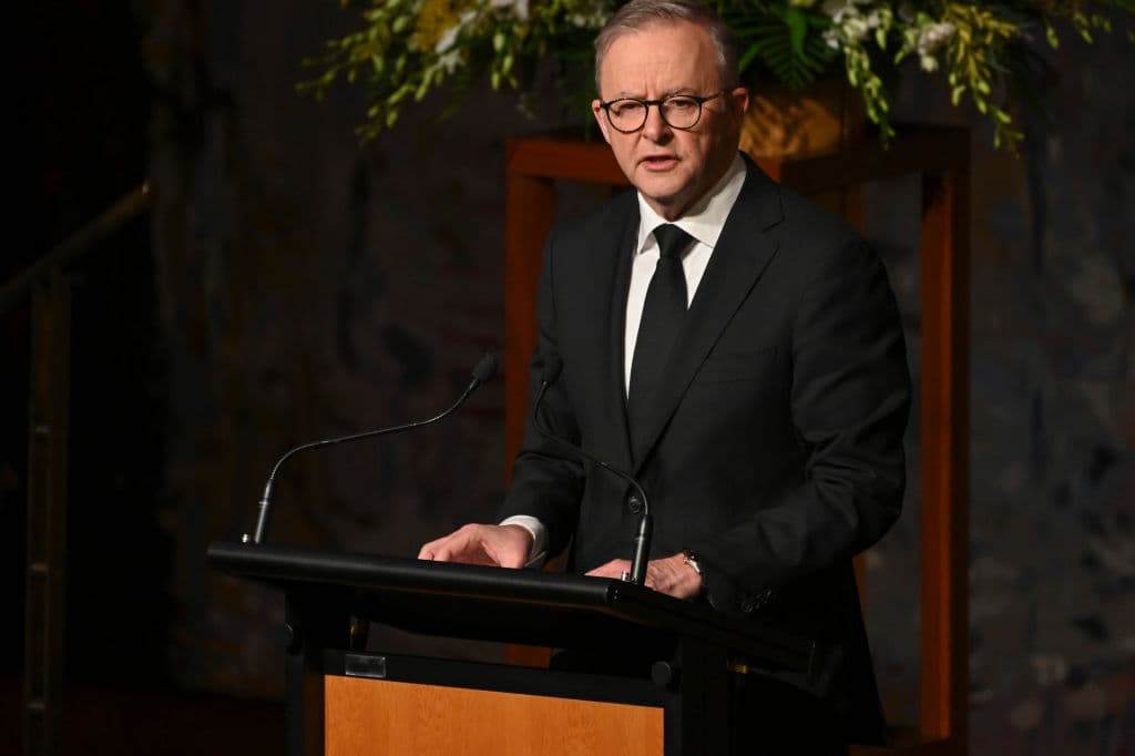<b>Anthony Albanese, primer ministro de Australia: </b>Bloomberg ha elogiado la proyección de Albanese, electo primer ministro de Australia este año, y quien se ha volcado en transformar la economía del país, que actualmente depende en gran medida de las exportaciones de carbón y gas, aumentando la extracción de minerales como el litio y convirtiendo al país en un centro de fabricación ecológica. Albanese se ha comprometido con el primer objetivo climático legalmente vinculante de Australia: una reducción del 43 % en las emisiones de carbono con respecto a los niveles de 2005 para finales de esta década.